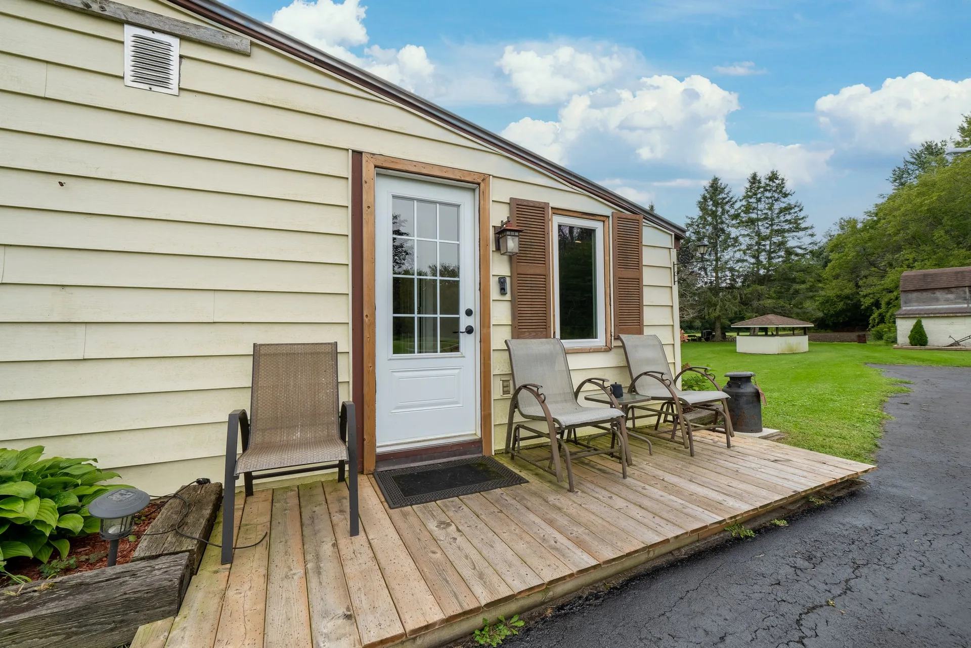 Gambrel-roof outbuilding, 21331 Loyalist Pkwy farm property