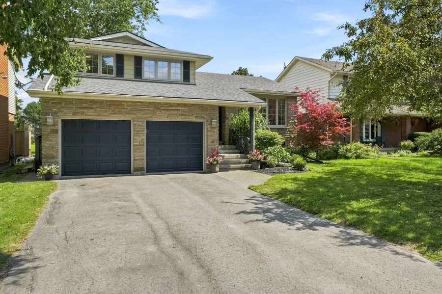 Front Exterior - Wide — 36 Kensington Crescent, Belleville