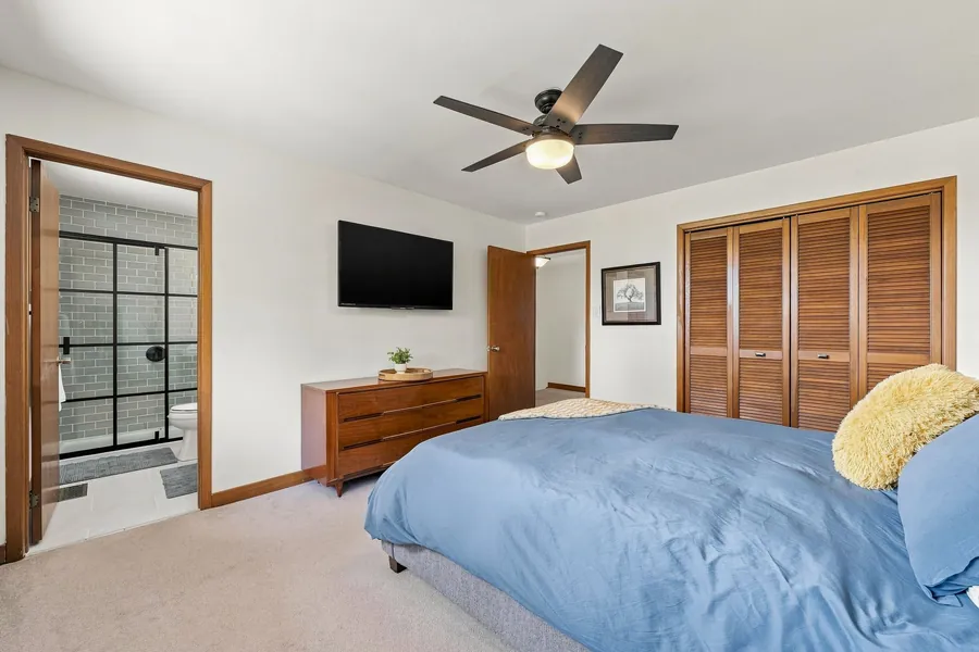 Primary Bedroom - Ensuite and Closet — 36 Kensington Crescent, Belleville