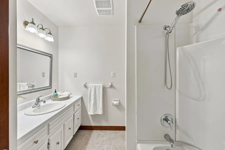 Main 4-Piece Bath — 36 Kensington Crescent, Belleville