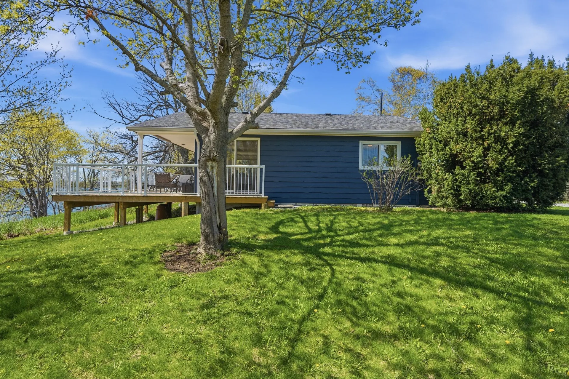 Detached garage and workspace at 86 Colliers Road, South Bay, Prince Edward County